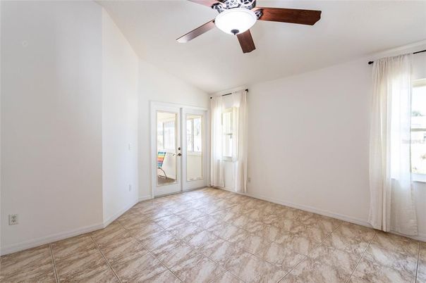 Empty room, Interior