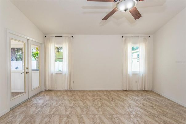 Empty room, Interior