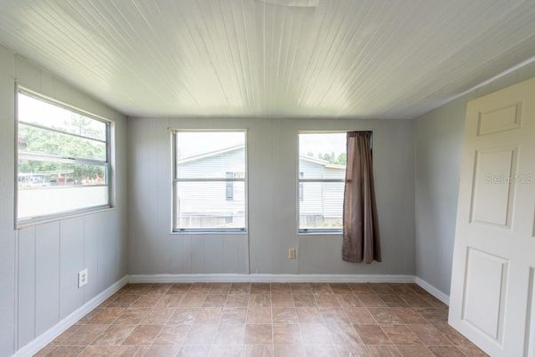 Empty room, Interior