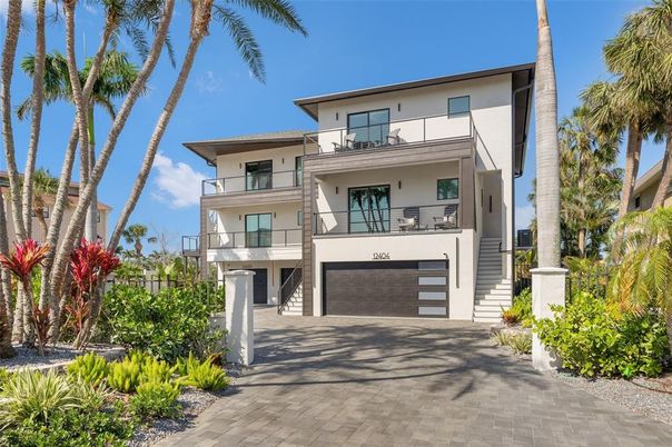 Attached, Exterior, Facade, Modern