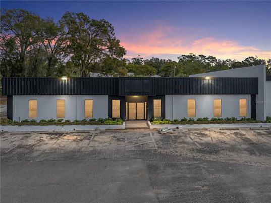 Exterior, Facade, Modern