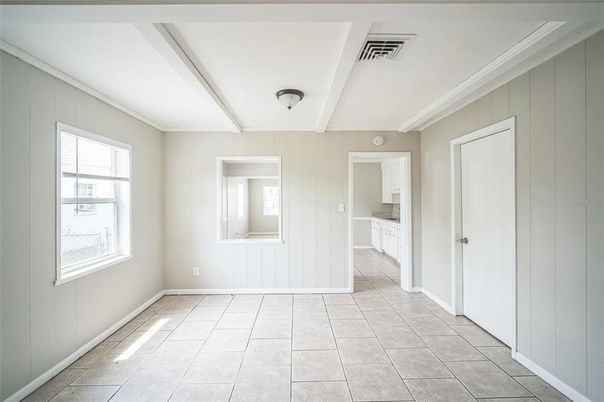 Empty room, Interior