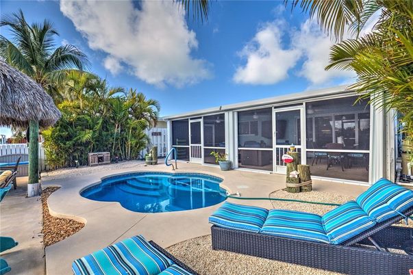 Exterior, Pool