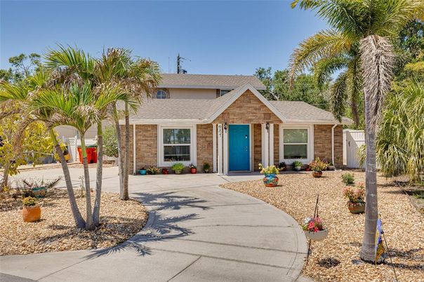 Backyard, Exterior, Facade, Brick Facade, Ranch