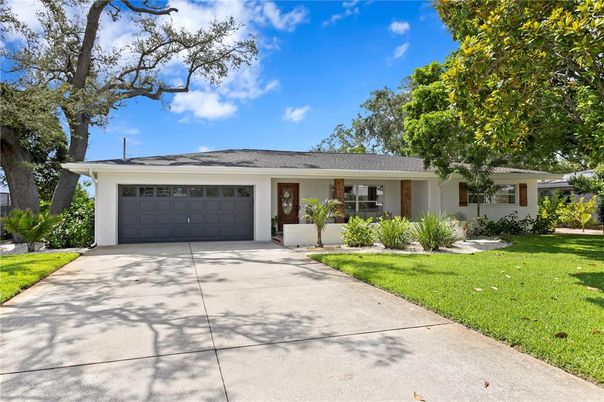 Attached, Exterior, Facade, Ranch