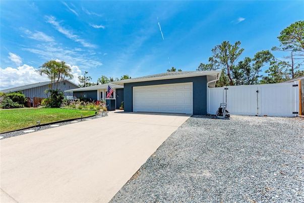 Attached, Exterior, Facade, Ranch