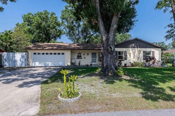 Attached, Exterior, Facade, Ranch