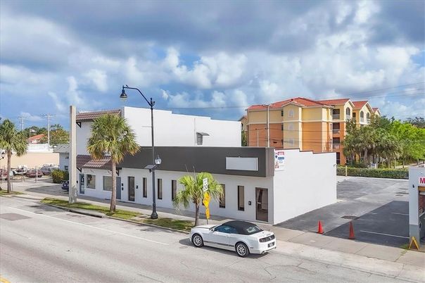Exterior, Facade, Modern