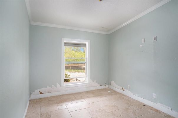Empty room, Interior
