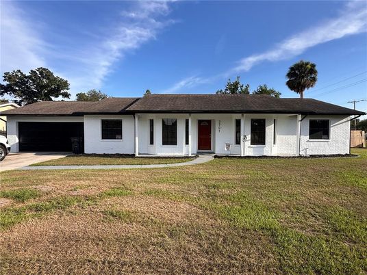 Attached, Exterior, Facade, Ranch