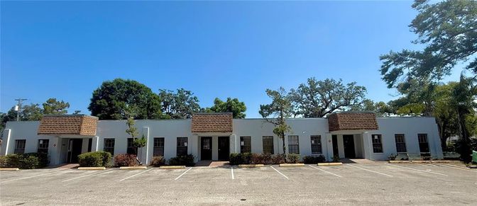 Exterior, Facade, Modern