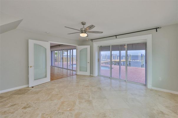 Empty room, Interior, Water