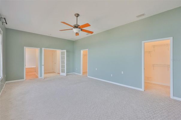Empty room, Interior