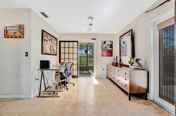 Home Office, Interior