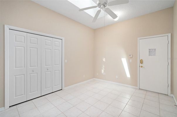 Empty room, Interior