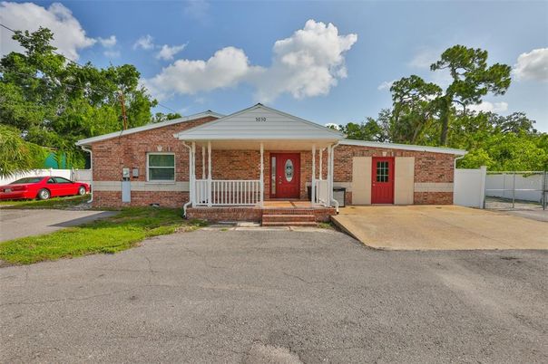 Exterior, Facade, Brick Facade, Ranch