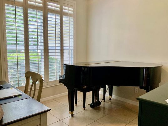 Interior, Piano