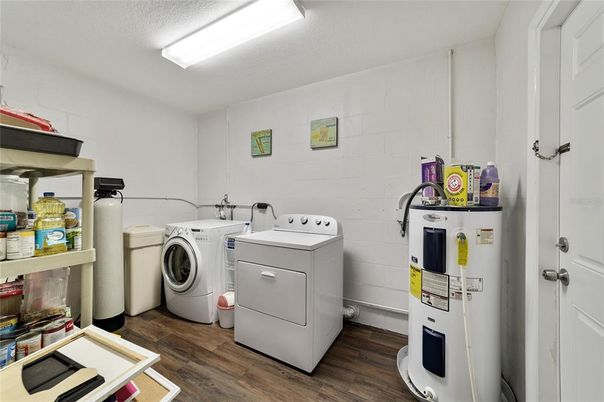 Interior, Washer, Wood Texture Flooring