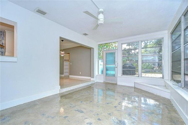 Empty room, Interior