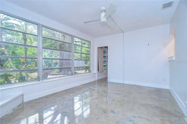 Empty room, Interior