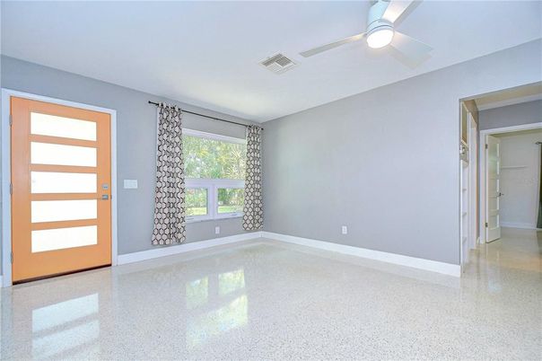 Empty room, Interior