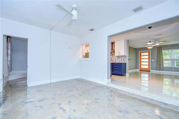 Empty room, Interior