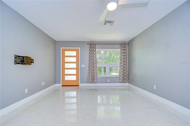 Empty room, Interior