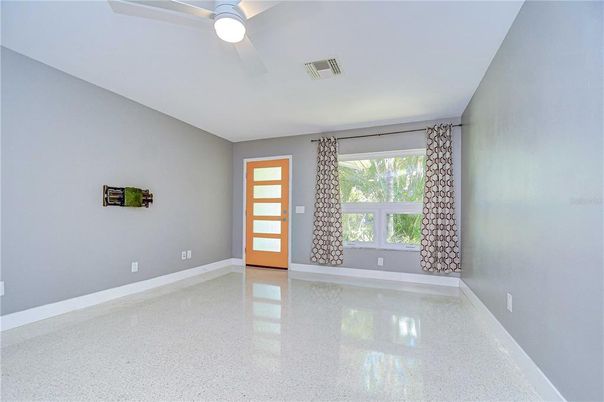 Empty room, Interior