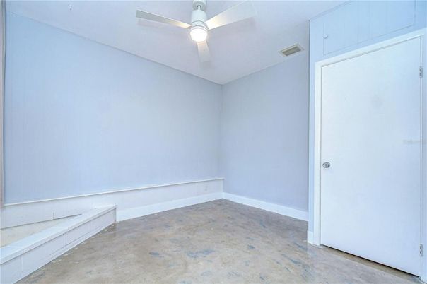 Empty room, Interior