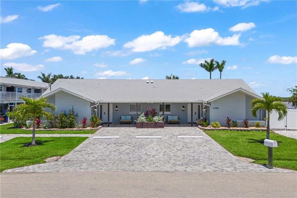 Exterior, Facade, Ranch