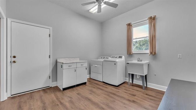 Interior, Washer, Wood Texture Flooring