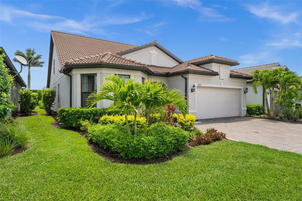 Attached, Exterior, Facade, Mediterranean