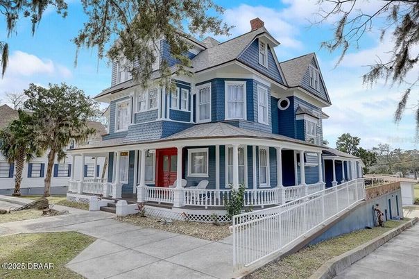 Exterior, Facade, Queen Anne Victorian