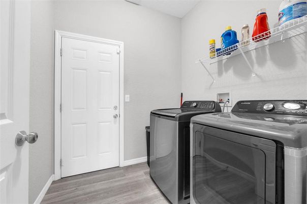 Interior, Washer, Wood Texture Flooring