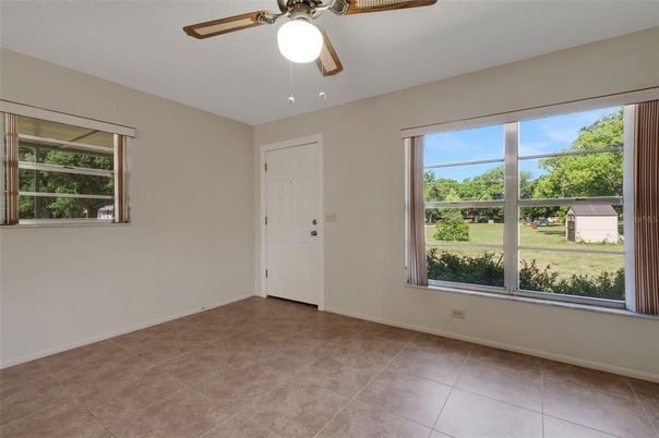 Empty room, Interior
