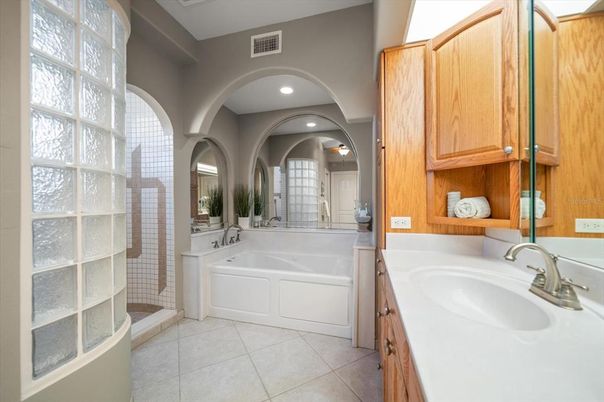 Bathroom, Dual Sink Vanities, Interior, Recessed Lighting