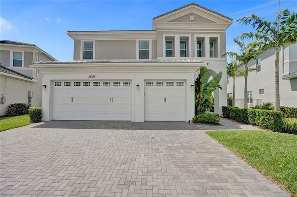 Attached, Exterior, Facade, Mediterranean