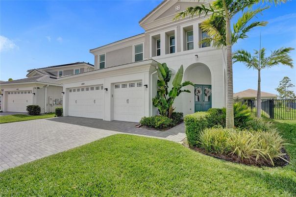 Attached, Exterior, Facade, Mediterranean