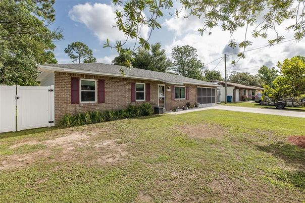 Backyard, Exterior, Facade, Brick Facade, Ranch