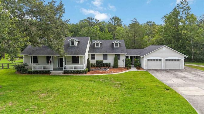 Attached, Exterior, Facade, Cape Cod