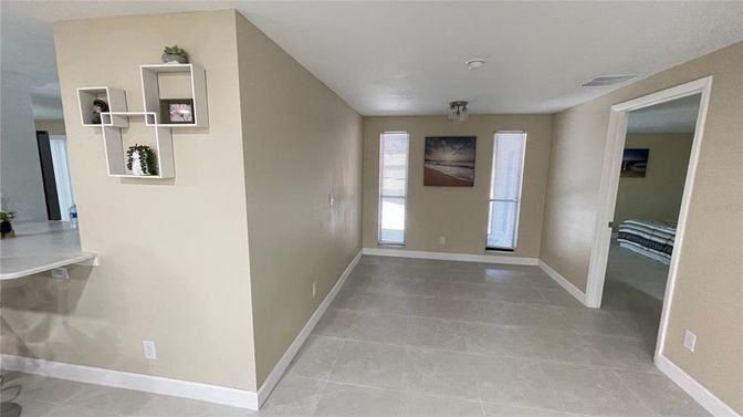 Empty room, Interior