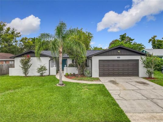 Attached, Exterior, Facade, Ranch