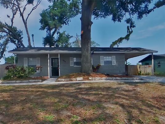 Exterior, Facade, Ranch