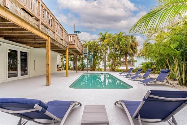 Exterior, Pool