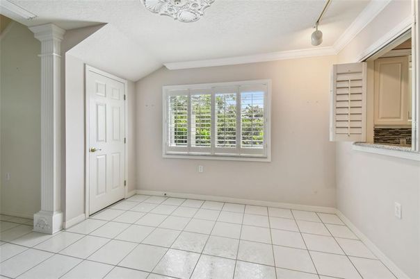 Empty room, Interior