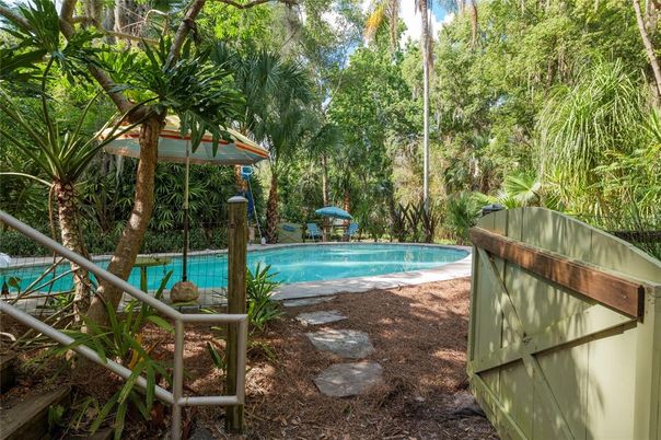 Exterior, Pool