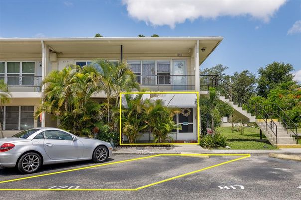 Exterior, Facade, Modern