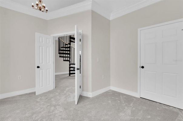 Empty room, Interior