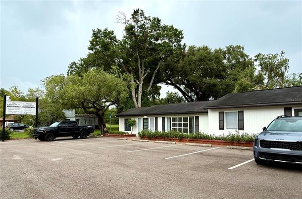 Exterior, Facade, Ranch