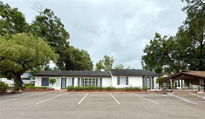 Exterior, Facade, Ranch